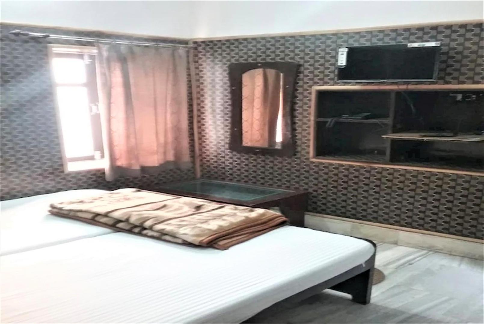 Goroomgo Teerth Near Temple And Ganga Ghat Varanasi